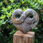 77 Bedingungslose Liebe, Serpentin Kobalt, H40cm B47cm,
entstanden 2016